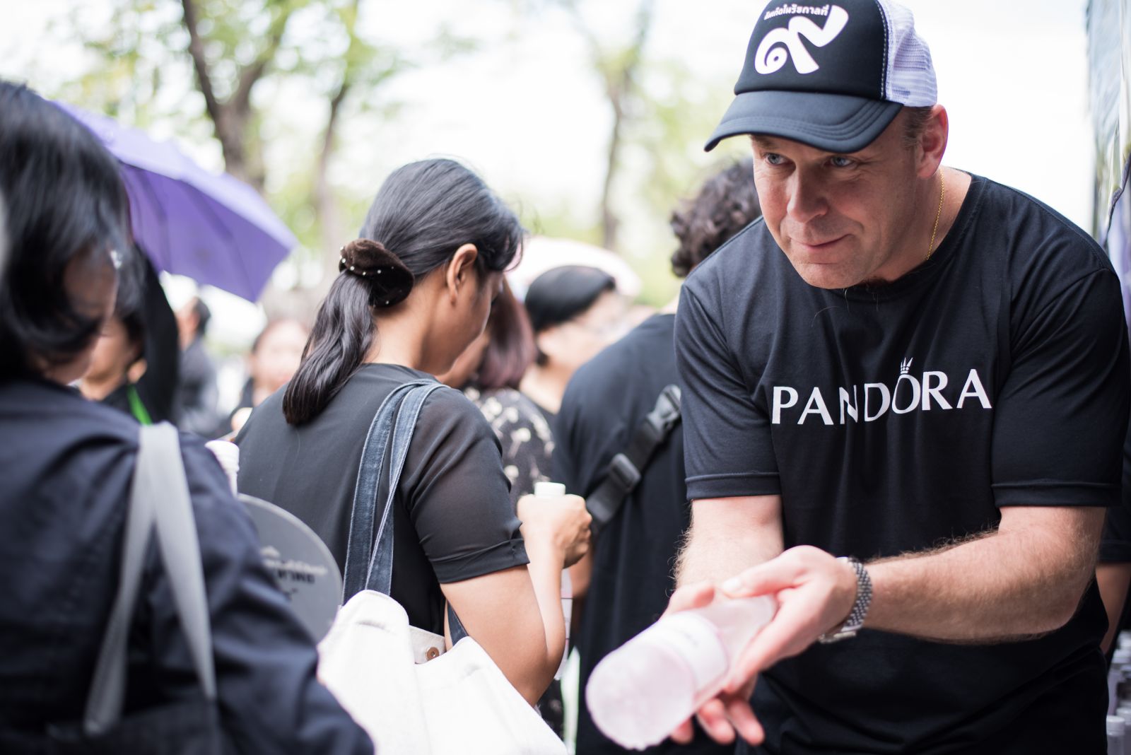 PANDORA Production Thailand hands out drinking water and napkins in remembrance of the late King PANDORA Production Thailand hands out drinking water and napkins in remembrance of the late King